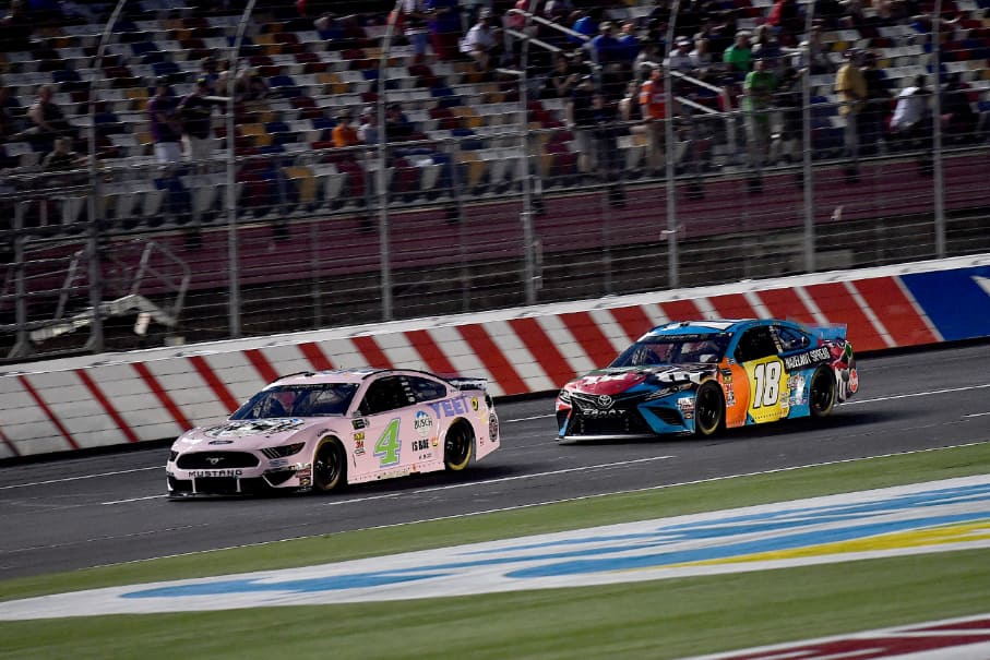 But a loose wheel put Harvick (4) at the back of the field for the final 15-lap shootout. But a loose wheel put Harvick (4) at the back of the field for the final 15-lap shootout.